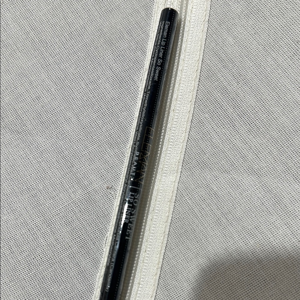 Eleman lip liner! So sweet lip liner.